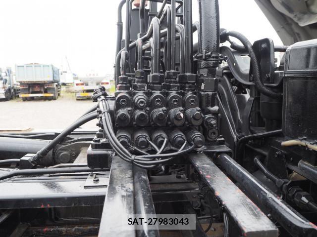 Nissan QUON 2012-05 8231441-13