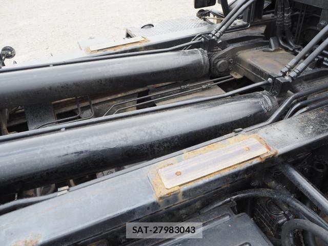 Nissan QUON 2012-05 8231441-16