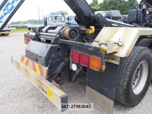 Nissan QUON 2012-05 8231441-17