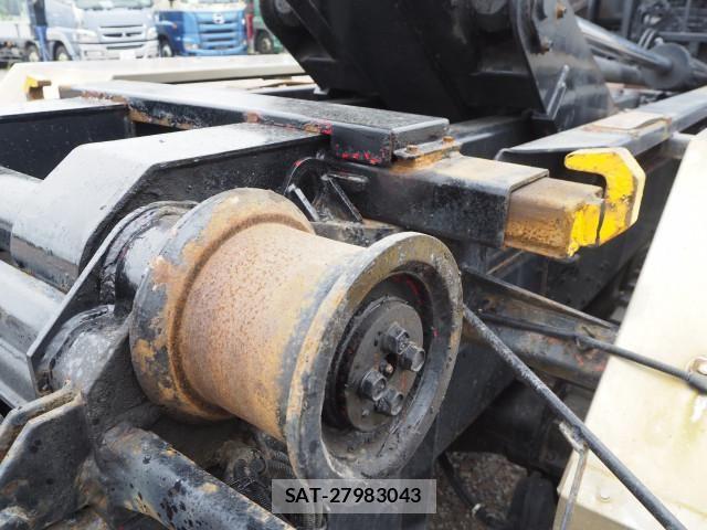 Nissan QUON 2012-05 8231441-21