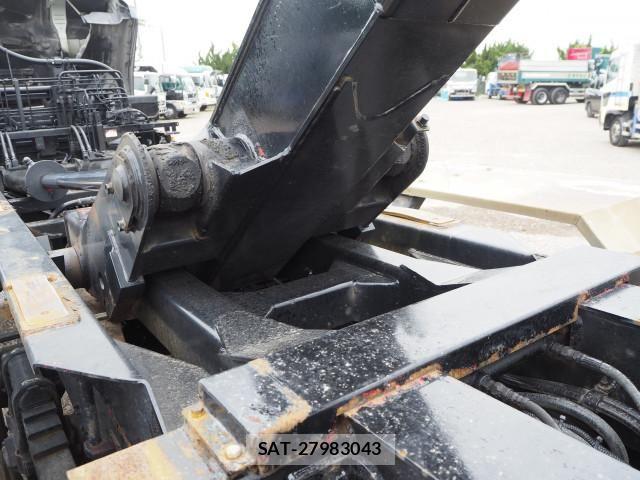 Nissan QUON 2012-05 8231441-23