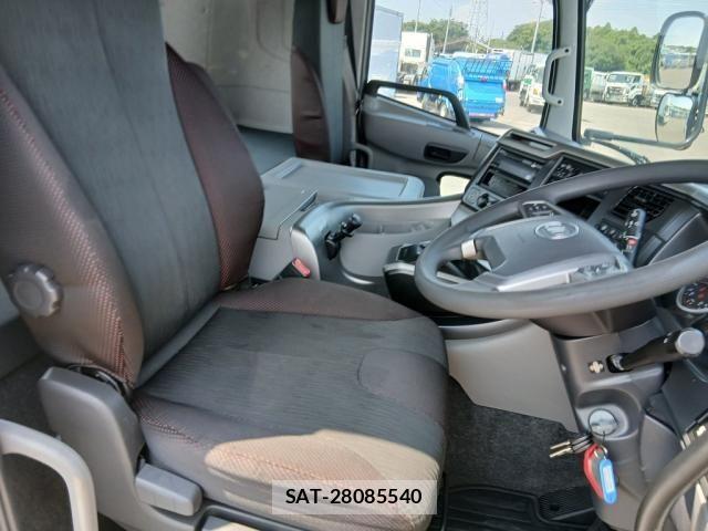 Nissan QUON 2021-10 8246433-19