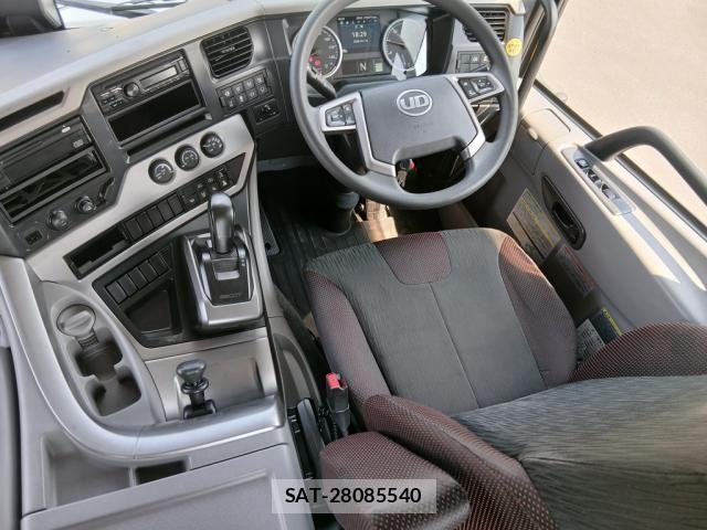 Nissan QUON 2021-10 8246433-21