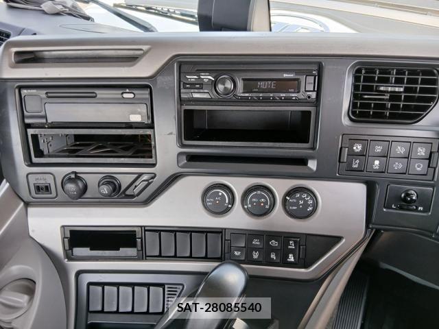 Nissan QUON 2021-10 8246433-23