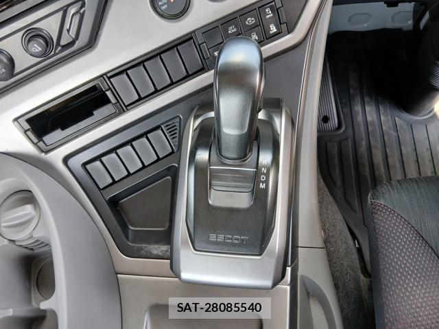 Nissan QUON 2021-10 8246433-24