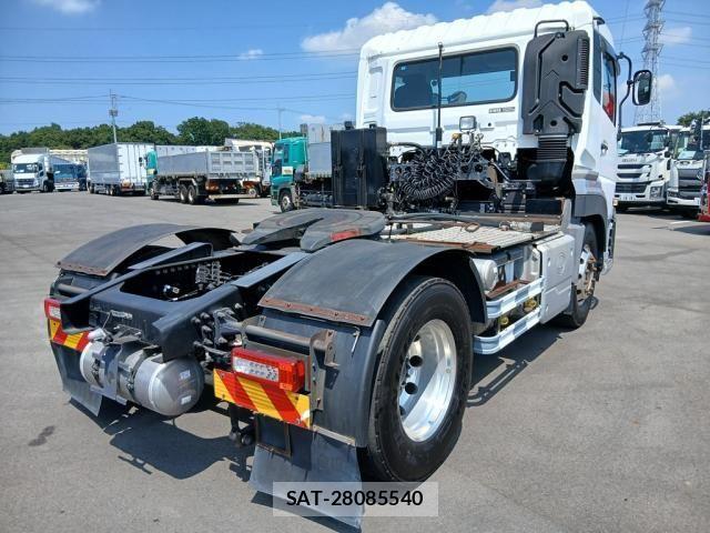 Nissan QUON 2021-10 8246433-2