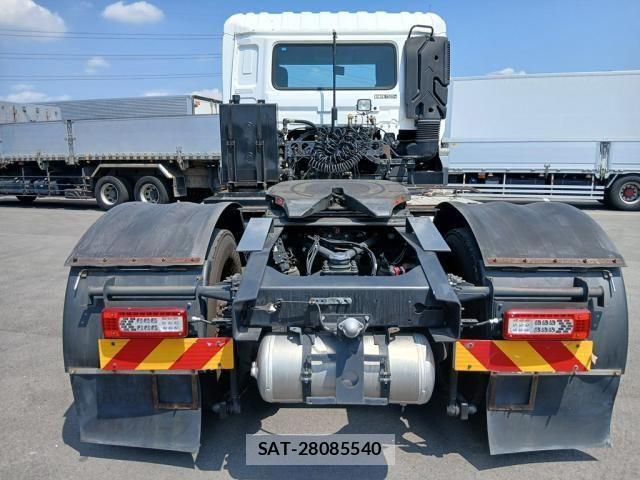 Nissan QUON 2021-10 8246433-4
