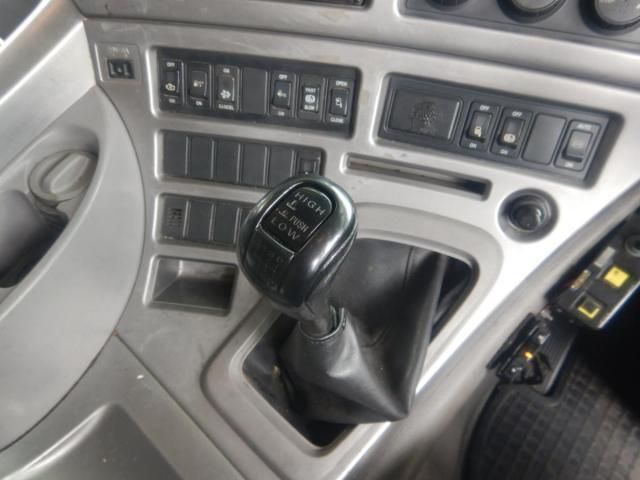 Nissan QUON 2013-10 8331988-12