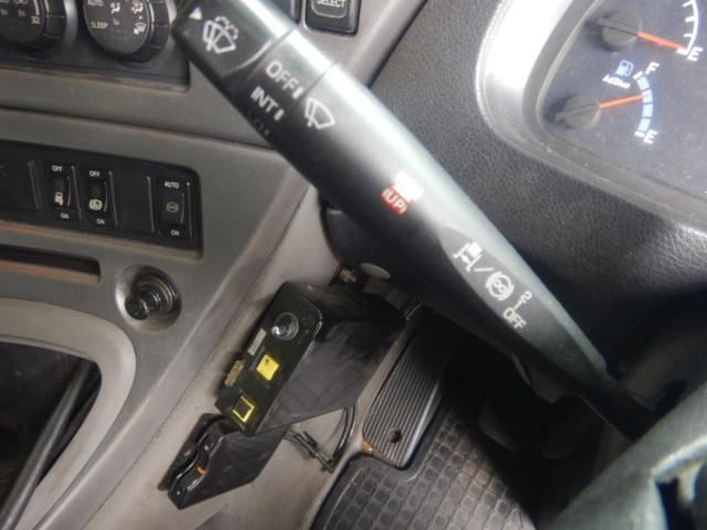 Nissan QUON 2013-10 8331988-13