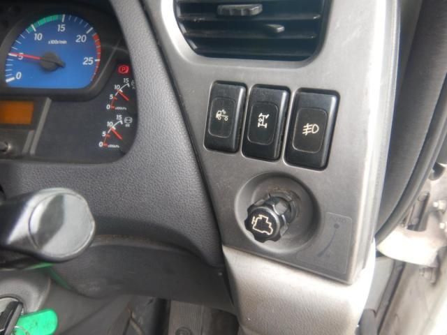 Nissan QUON 2013-10 8331988-14