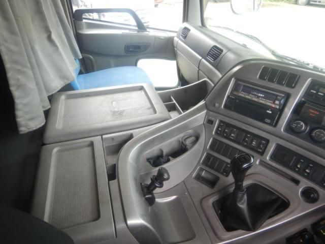 Nissan QUON 2013-10 8331988-15