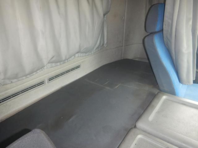 Nissan QUON 2013-10 8331988-16