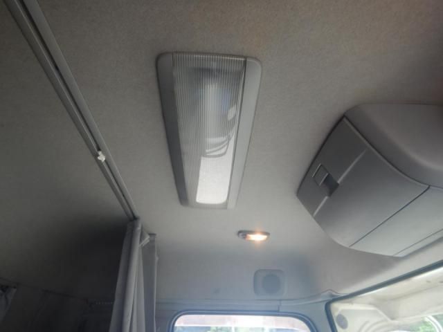 Nissan QUON 2013-10 8331988-17