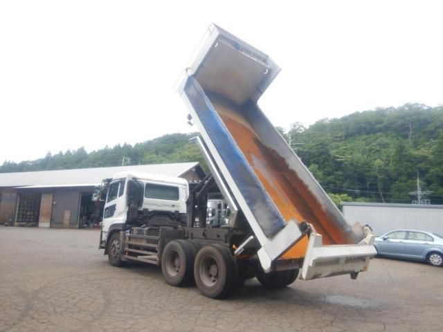 Nissan QUON 2013-10 8331988-21