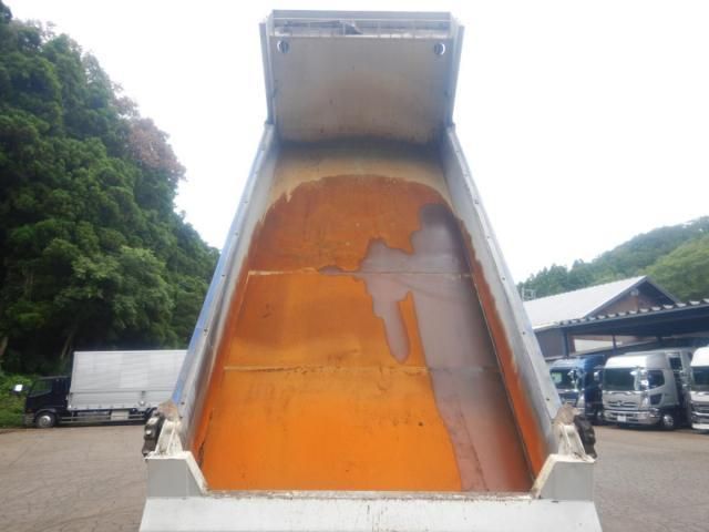 Nissan QUON 2013-10 8331988-23