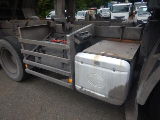 Nissan QUON 2013-10 8331988-24