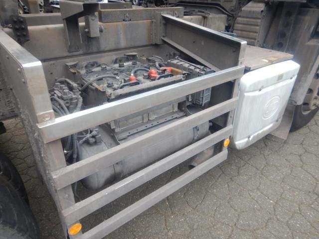 Nissan QUON 2013-10 8331988-25