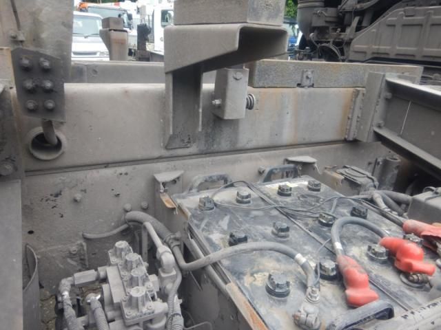 Nissan QUON 2013-10 8331988-26