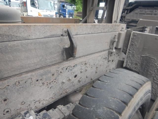 Nissan QUON 2013-10 8331988-28