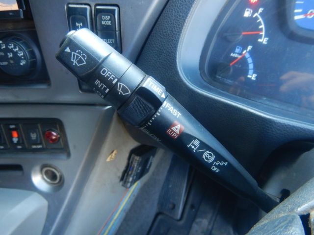 Nissan QUON 2012-01 8331971-13