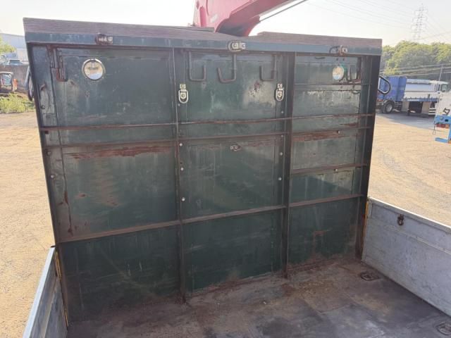 Nissan QUON 2013-06 8331978-25