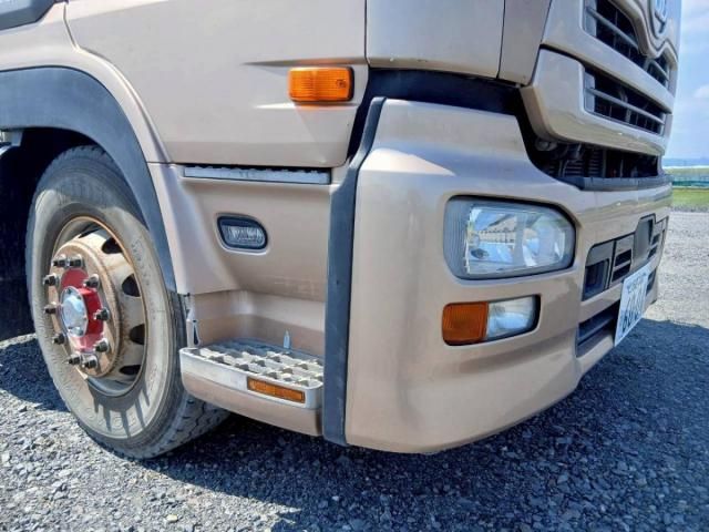 Nissan QUON 2017-12 8331989-9