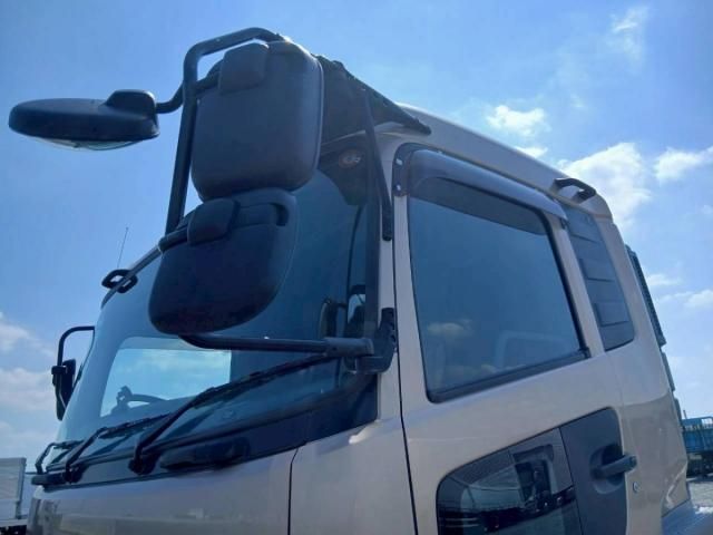 Nissan QUON 2017-12 8331989-13