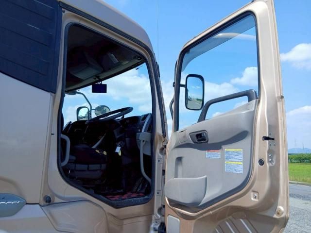 Nissan QUON 2017-12 8331989-17