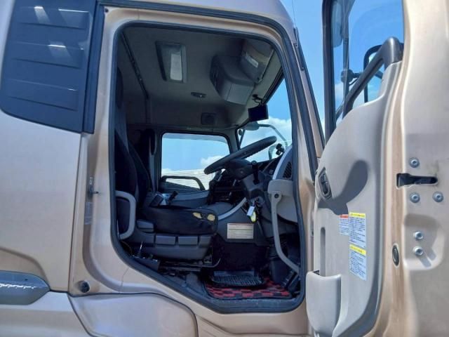 Nissan QUON 2017-12 8331989-18