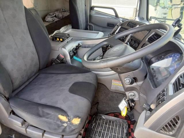 Nissan QUON 2017-12 8331989-19