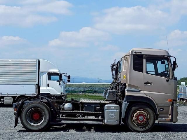Nissan QUON 2017-12 8331989-4