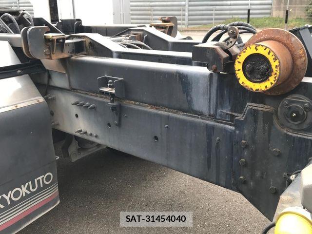 Nissan QUON 2020-09 8355437-9