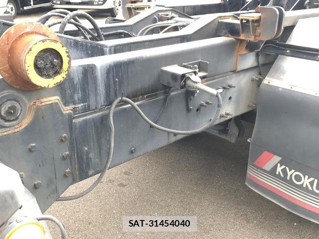 Nissan QUON 2020-09 8355437-10