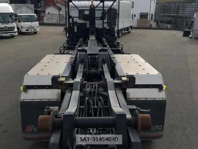Nissan QUON 2020-09 8355437-7