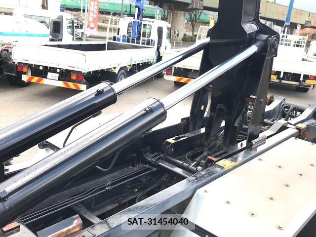 Nissan QUON 2020-09 8355437-8