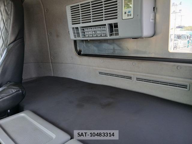 Nissan QUON 2017-03 8355442-17