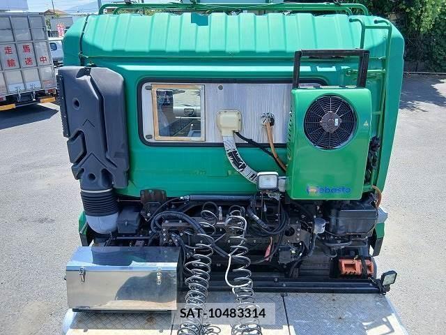 Nissan QUON 2017-03 8355442-6