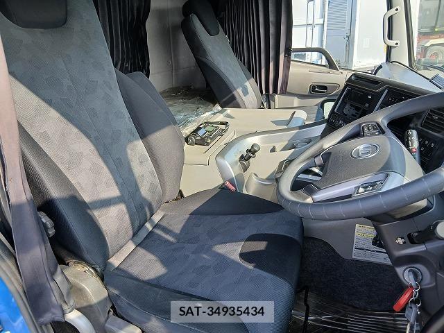 Nissan QUON 2020-08 8355439-28