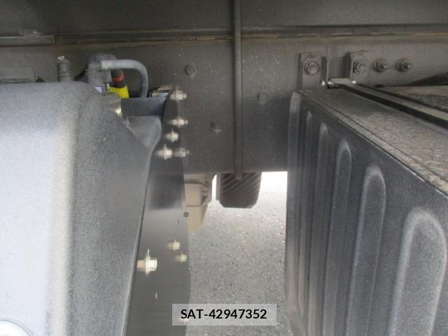 Nissan QUON 2019-07 8414599-17