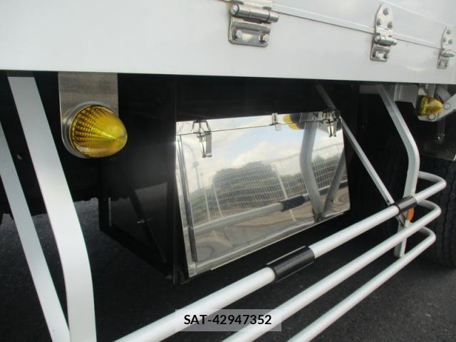 Nissan QUON 2019-07 8414599-18