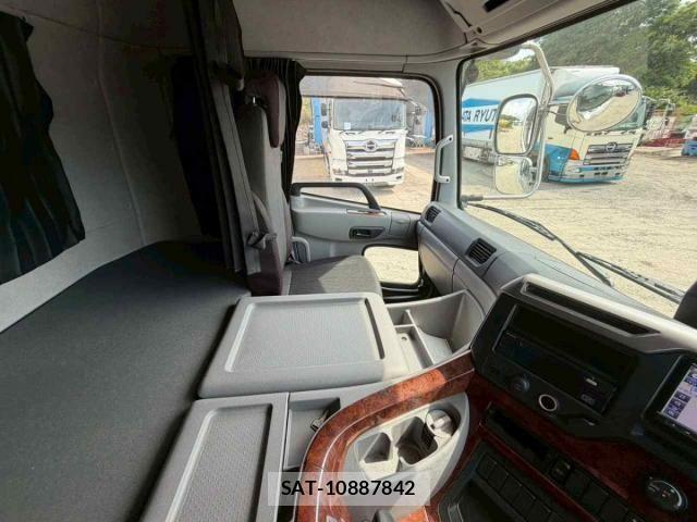 Nissan QUON 2022-01 8414595-15