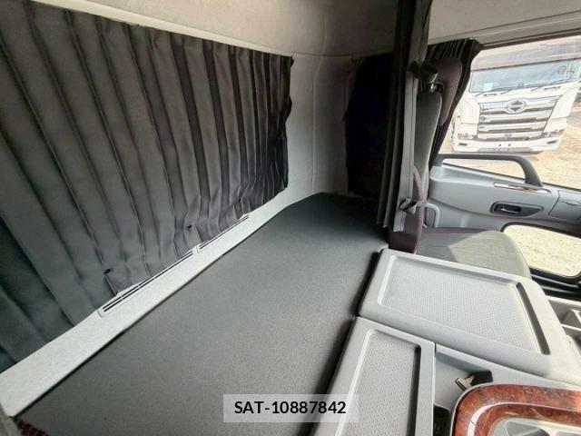 Nissan QUON 2022-01 8414595-16