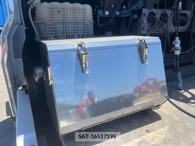 Nissan QUON 2024-01 8414591-26