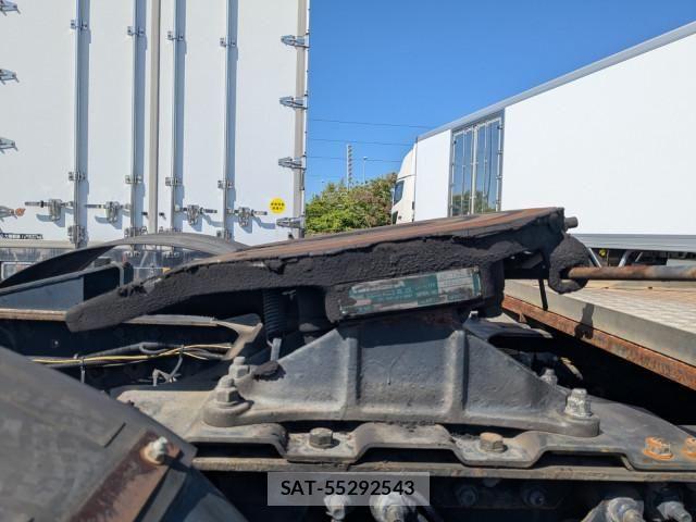 Nissan QUON 2016-02 8526803-17