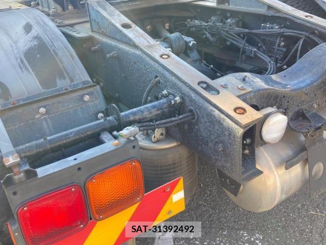 Nissan QUON 2016-03 8526802-9