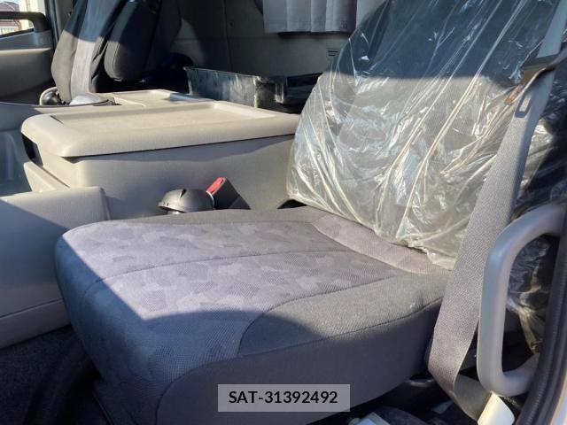 Nissan QUON 2016-03 8526802-15