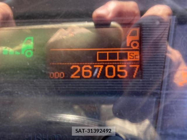 Nissan QUON 2016-03 8526802-17