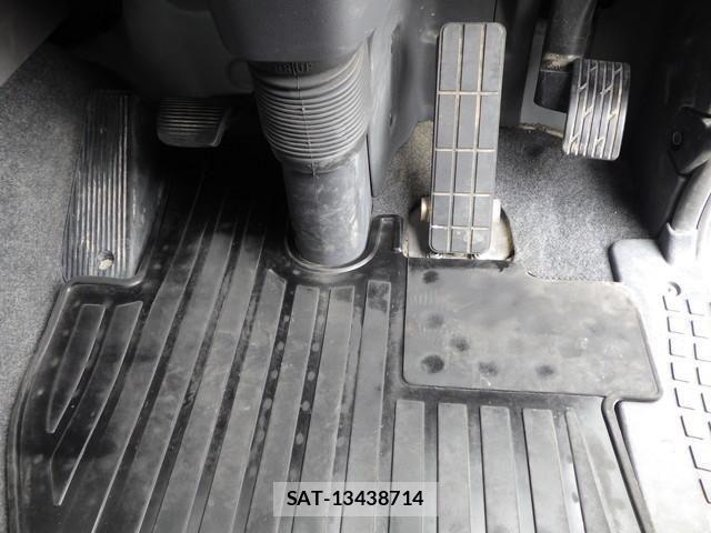 Nissan QUON 2021-06 8628547-27