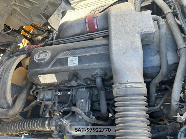 Nissan QUON 2014-07 8628550-11
