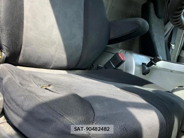 Nissan QUON 2017-02 8628553-17